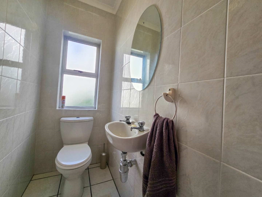 5 Bedroom Property for Sale in Stilbaai Wes Western Cape